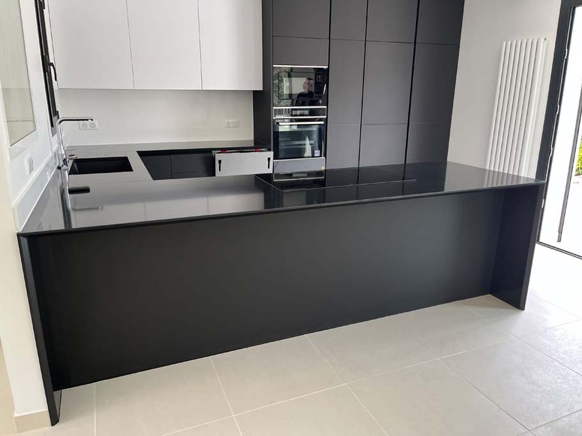 Cuisine sur mesure en noir mat avec îlot