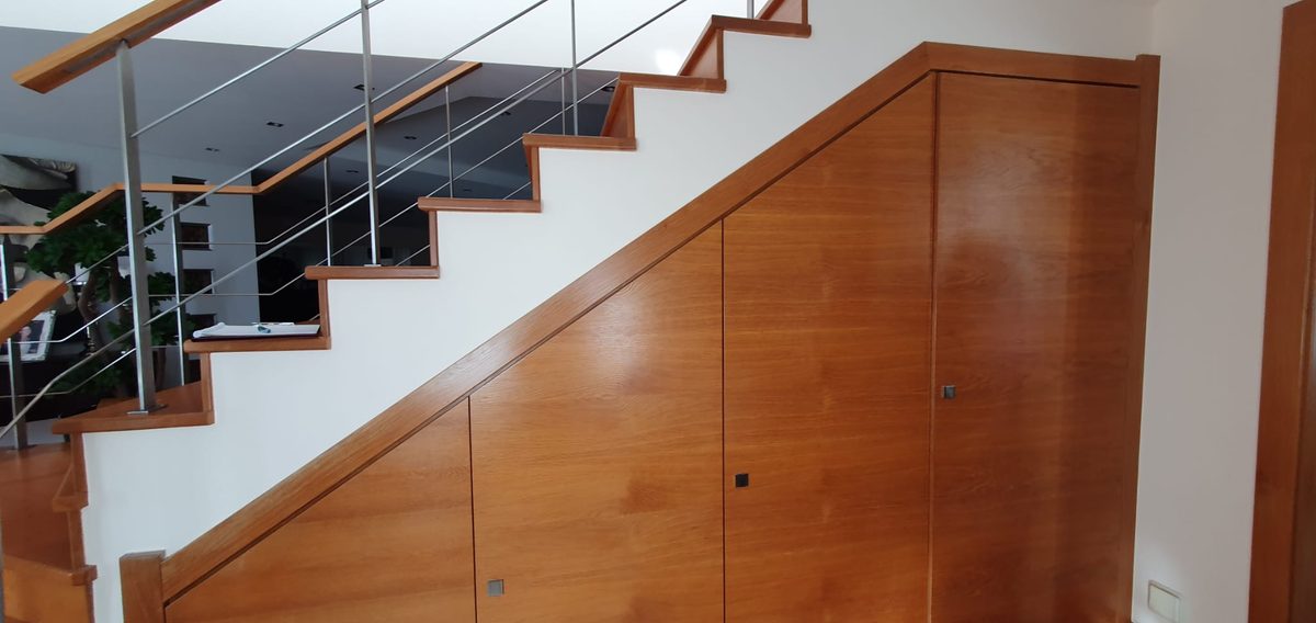 Aménagement sous escalier en bois verni