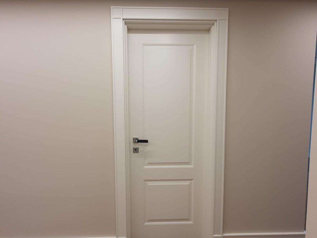 Porte intérieure classique laquée
