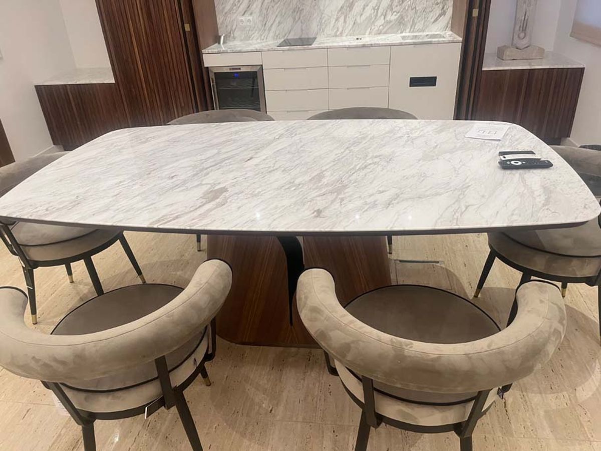 Table sur mesure avec piètement en noyer et plateau en marbre