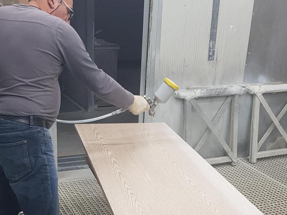 Vernissage manuel d'un panneau en bois