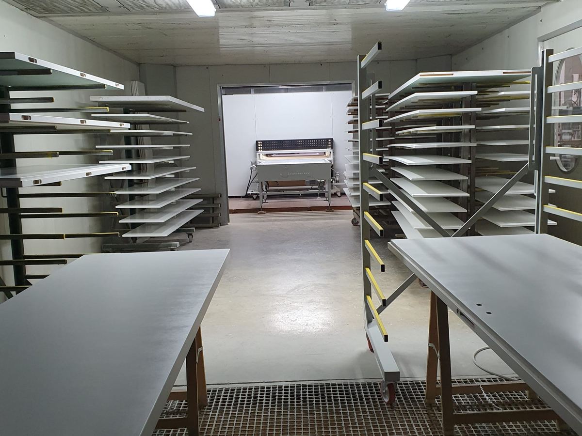 Cabine de séchage des pièces laquées